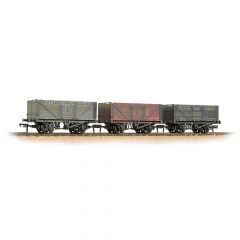 Bachmann Branchline OO Scale, 37-081TL Private Owner 7 Plank Wagon, End Door No 1, 14, No 30, 'Thomlin & Co', Grey, 'Rowe', Red, 'Helston Gas Company', Grey Livery Cornish Three Pack, Weathered small image