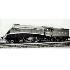 Hornby OO Scale, R30137 BR (Ex LNER) B17/5 Class 4-6-0, 61670, 'City of London' BR Lined Green (Early Emblem) Livery, DCC Ready small image
